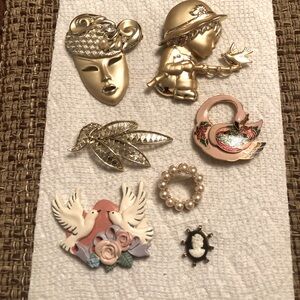 Brooches (assorted group). Need repairs.
